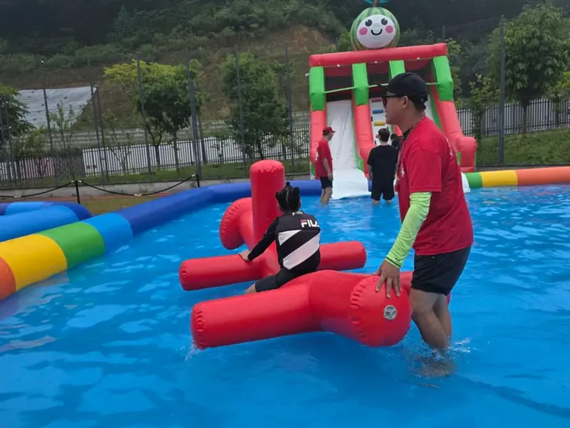 학교 운동장에 차린 여름 물놀이 현장